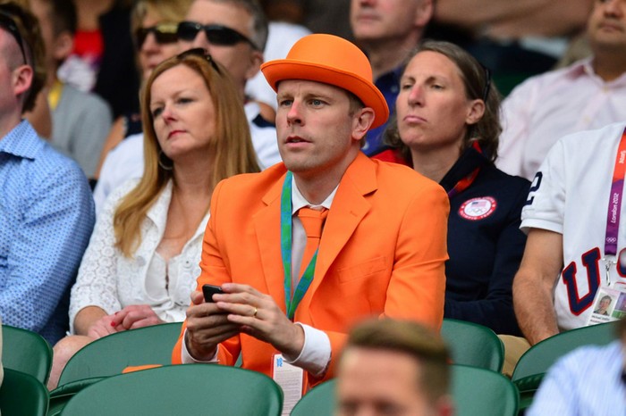 Một CĐV Hà Lan hết sức nổi bật với màu cam truyền thống.